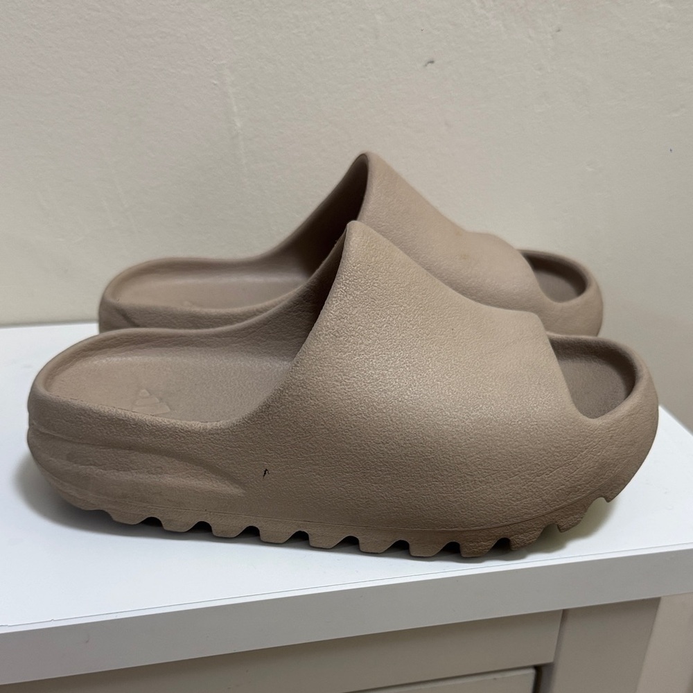 YEEZY KIDS SIZE 1